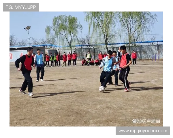 学生在足球场上挥洒汗水展示青春活力与团队精神的精彩瞬间